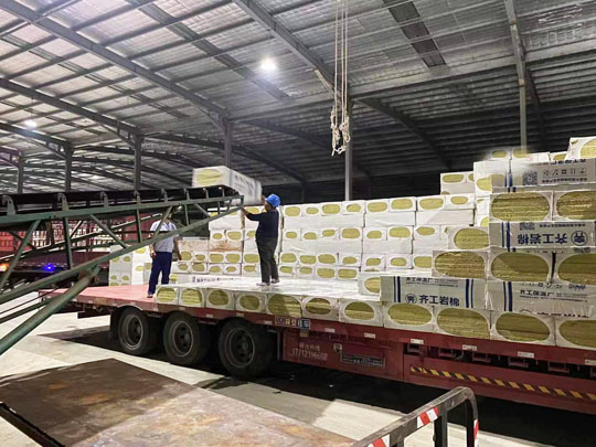 齊工巖棉發(fā)貨現(xiàn)場(chǎng)